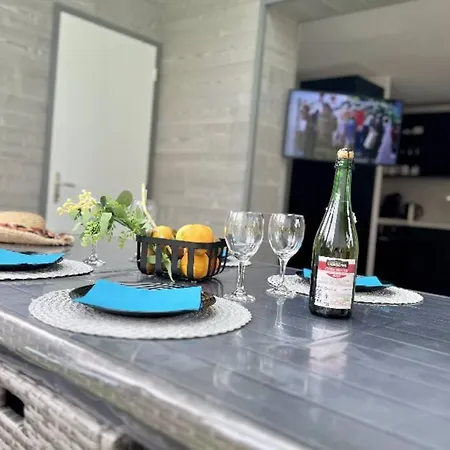 Дом отдыха Perle Beach, Petite Maison Situee En Bord De Plage, Piscine.